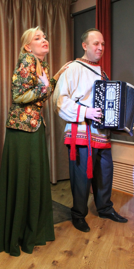 Солистка вокального ансамбля &quot;Отрада&quot; Марина Архипова и руководитель ансамбля Александр Хиневич.